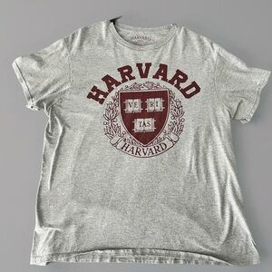 Harvard University grey and burgundy t-shirt 📚